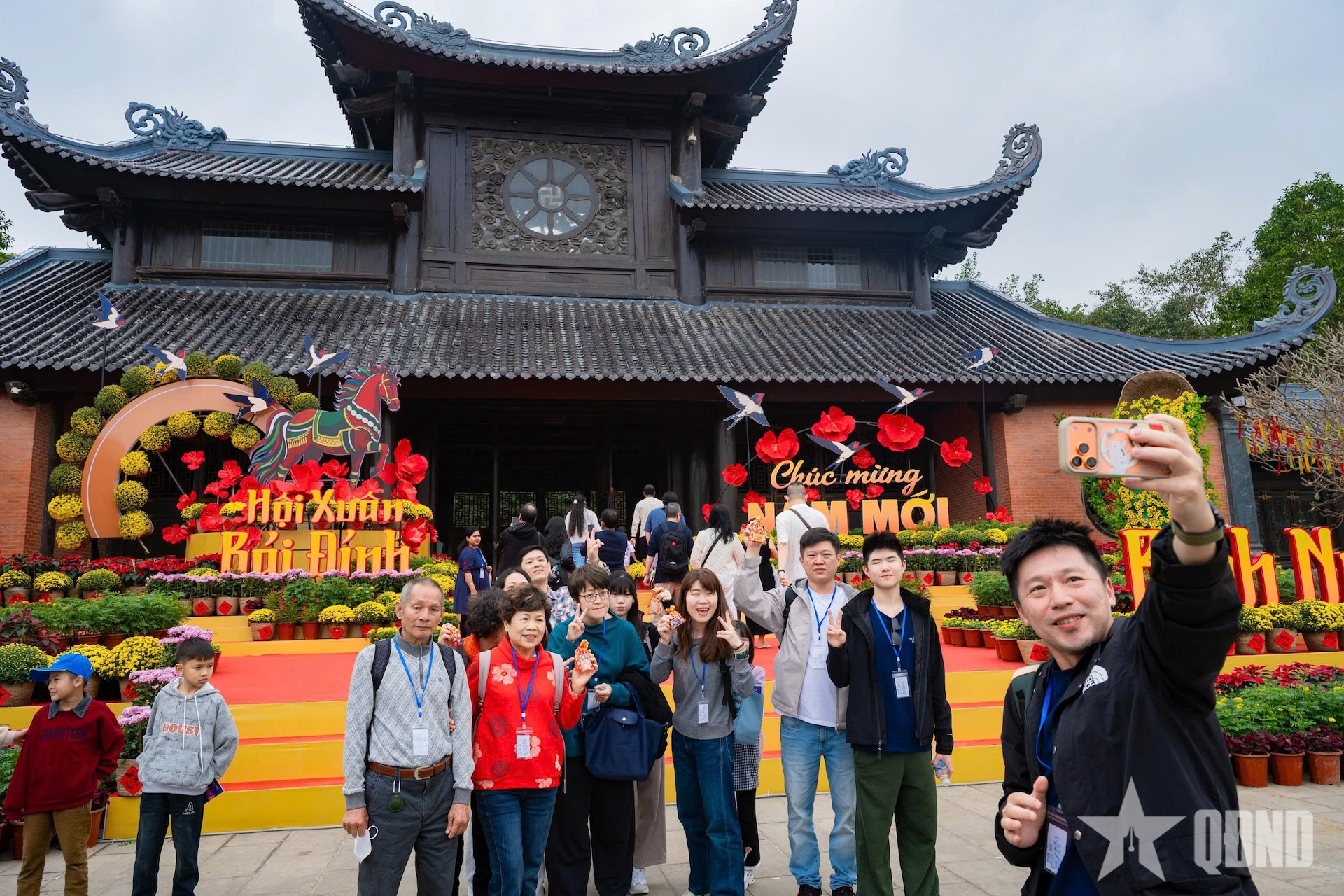 Dòng người nô nức về Ninh Bình du xuân